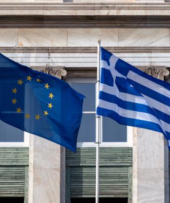 Ελληνική και ευρωπαϊκή σημαία