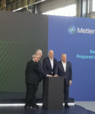 Άτομα σε εκδήλωση της METLEN