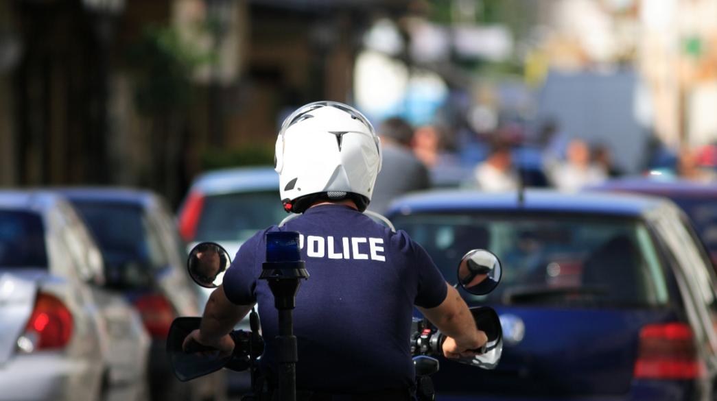 Αστυνομικός σε μοτοσυκλέτα Έλληνας αστυνομικός