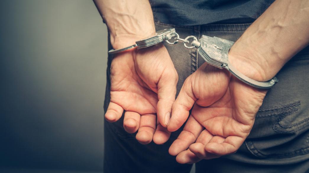 Σύλληψη με χειροπέδες πίσω από την πλάτη Χειροπέδες σε χέρια άνδρα