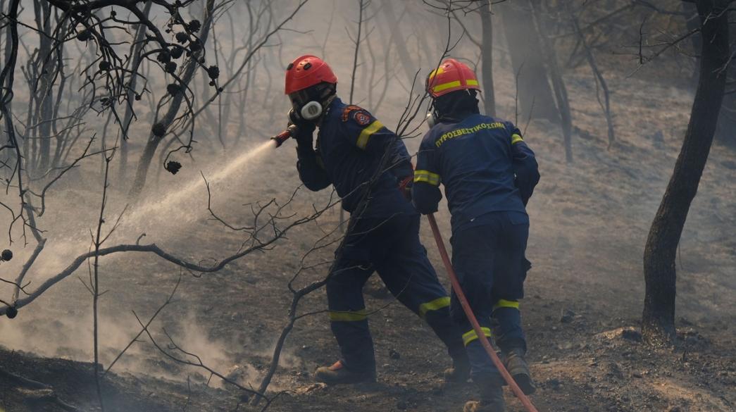 Πυροσβέστες καταπολεμούν πυρκαγιά σε δάσος Έλληνας πυροσβέστης δάσους
