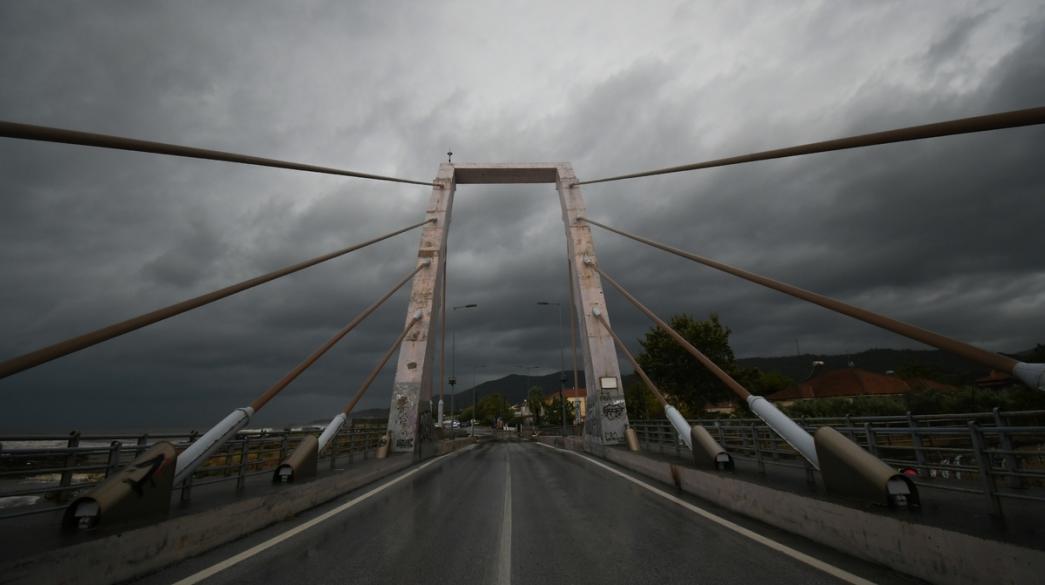 Γέφυρα υπό σκούρα καταιγιδοφόρα σύννεφα