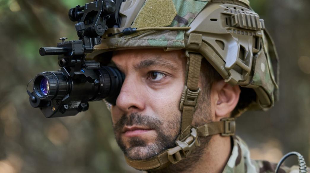Στρατιώτης με μονοκιάλι νυχτερινής όρασης