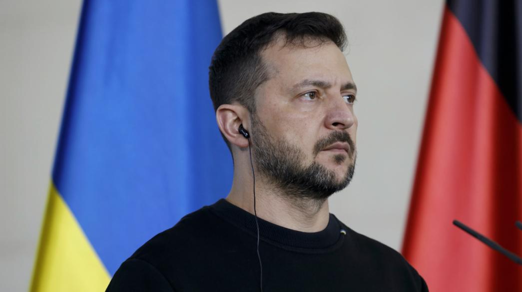 Ζελένσκι με ουκρανική, γερμανική σημαία