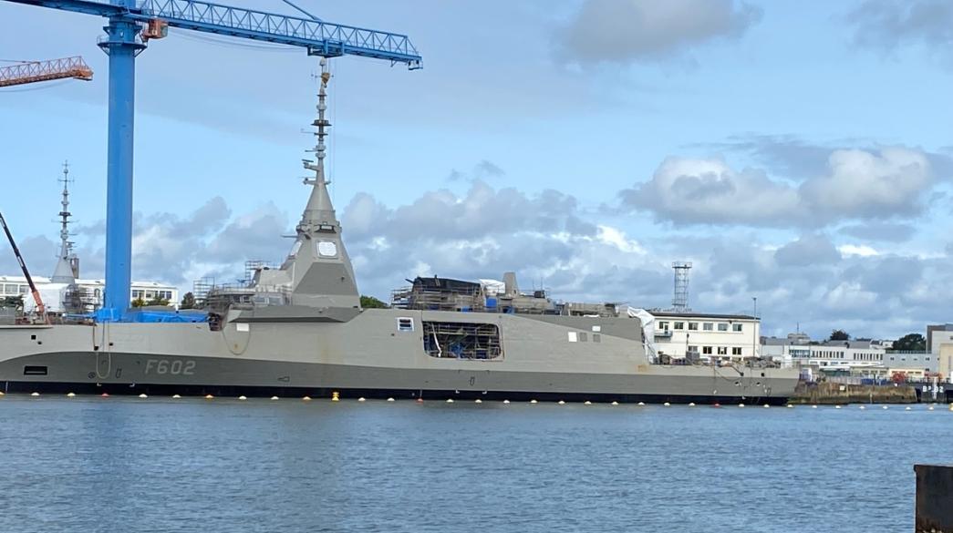 Φρεγάτα στον ναύσταθμο