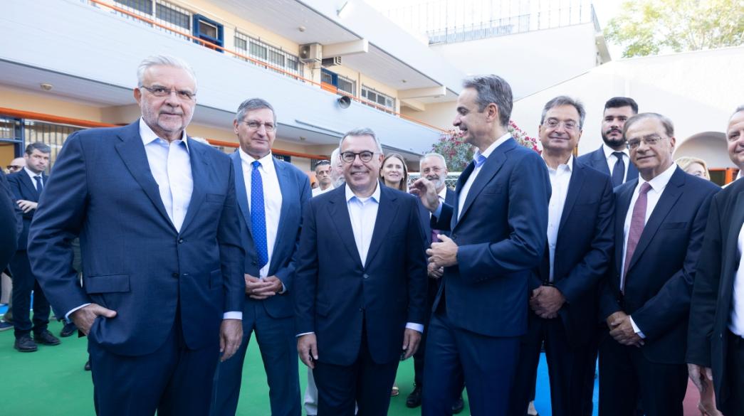 Ο πρωθυπουργός, Κυριάκος Μητσοτάκης με τους τραπεζίτες