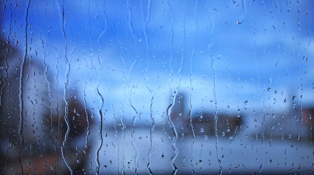 Βροχή σε τζάμι