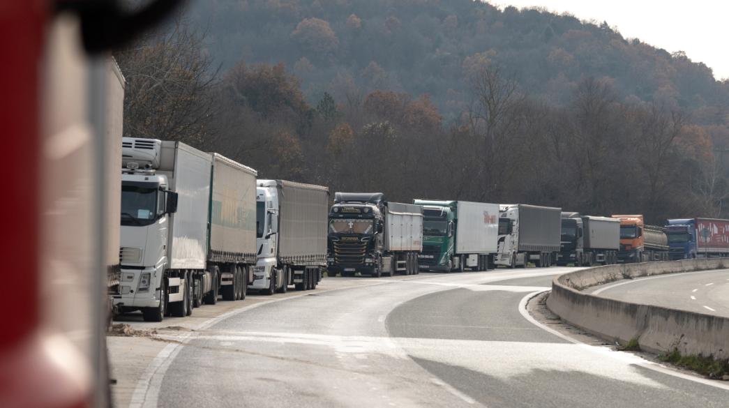 Εγκλωβισμένα Φορτηγά