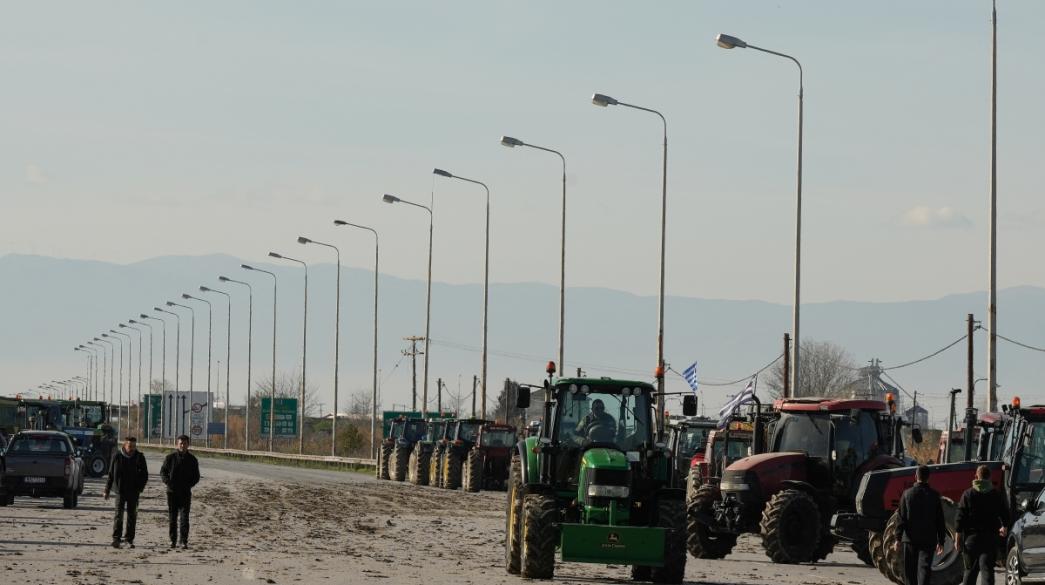 Αγρότες με τρακτέρ