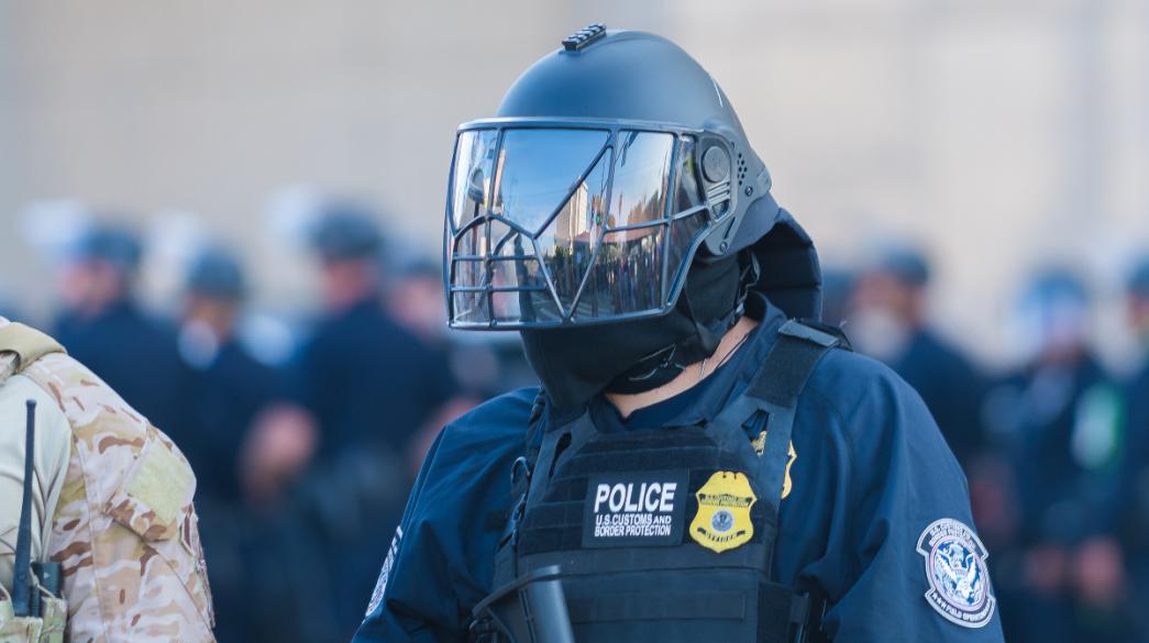 Αστυνομικός Αμερικής εξοπλισμένος