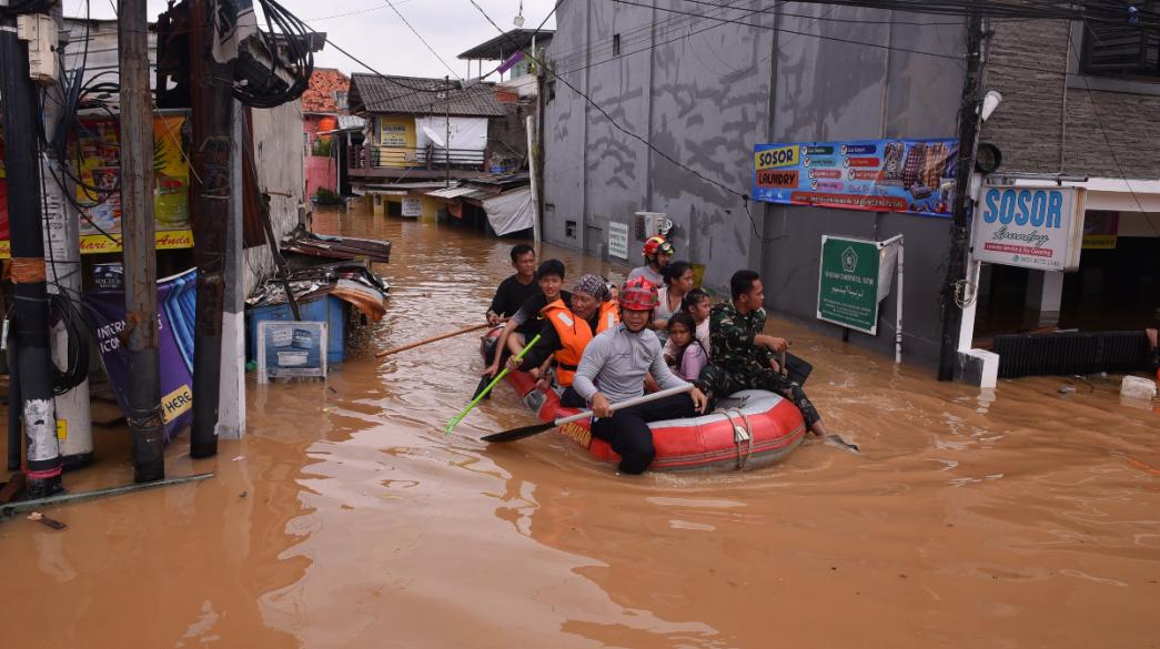 Διάσωση σε πλημμύρα Ινδονησίας