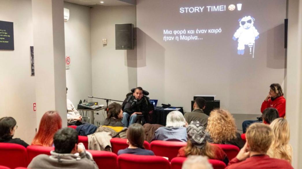 Άτομα σε εκδήλωση για τον κινηματογράφο από την Alpha Bank