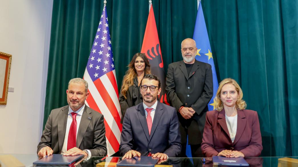 Άτομα που υπογράφουν συμφωνία του ομίλου AKTOR στην Αλβανία