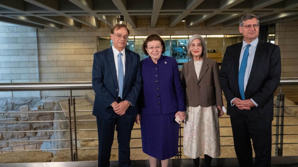 Άτομα σε εκδήλωση της Εθνικής Τράπεζας