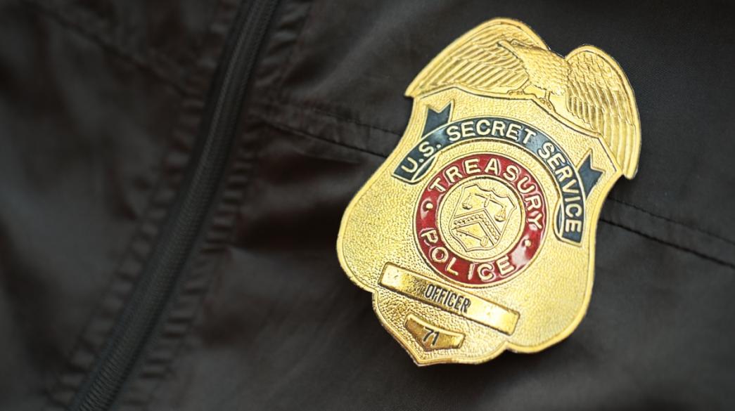 Κοντινή φωτο μπατζού US Secret Service