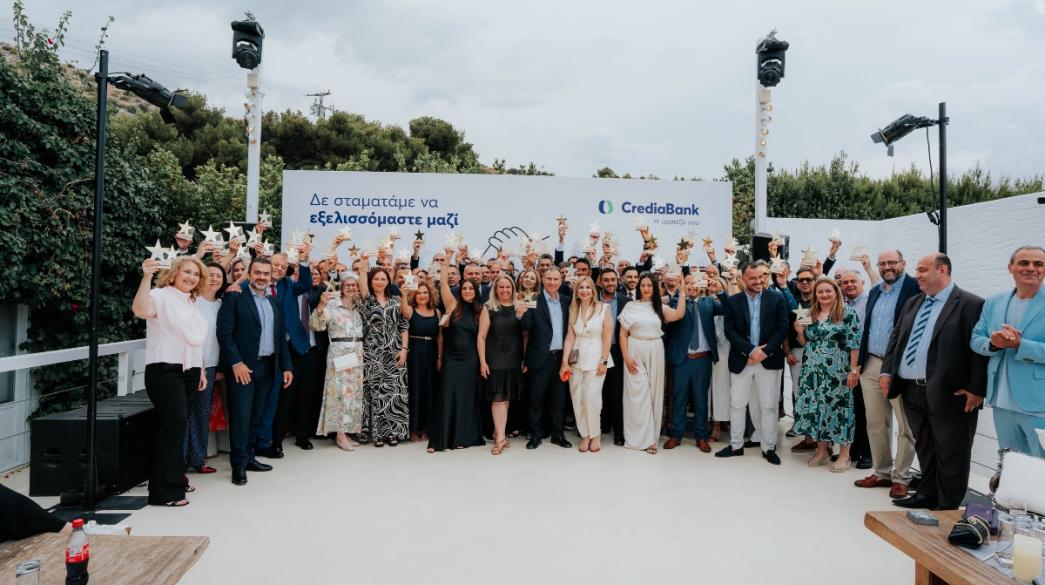 Άτομα σε εκδήλωση της Crediabank