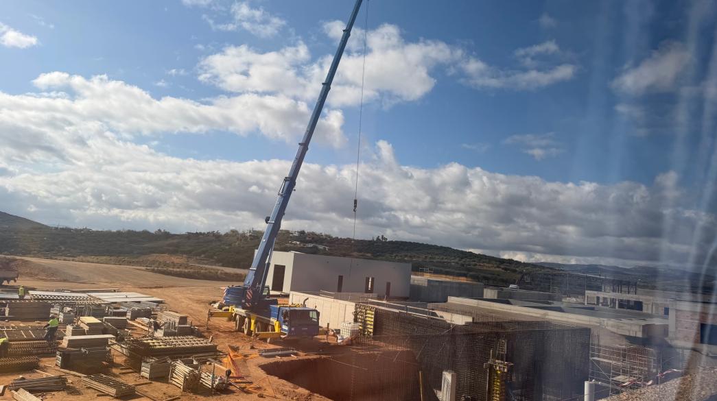 εργοτάξιο με γερανό