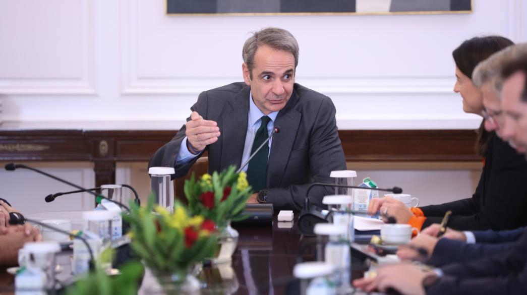 Έλληνας πολιτικός σε σύσκεψη