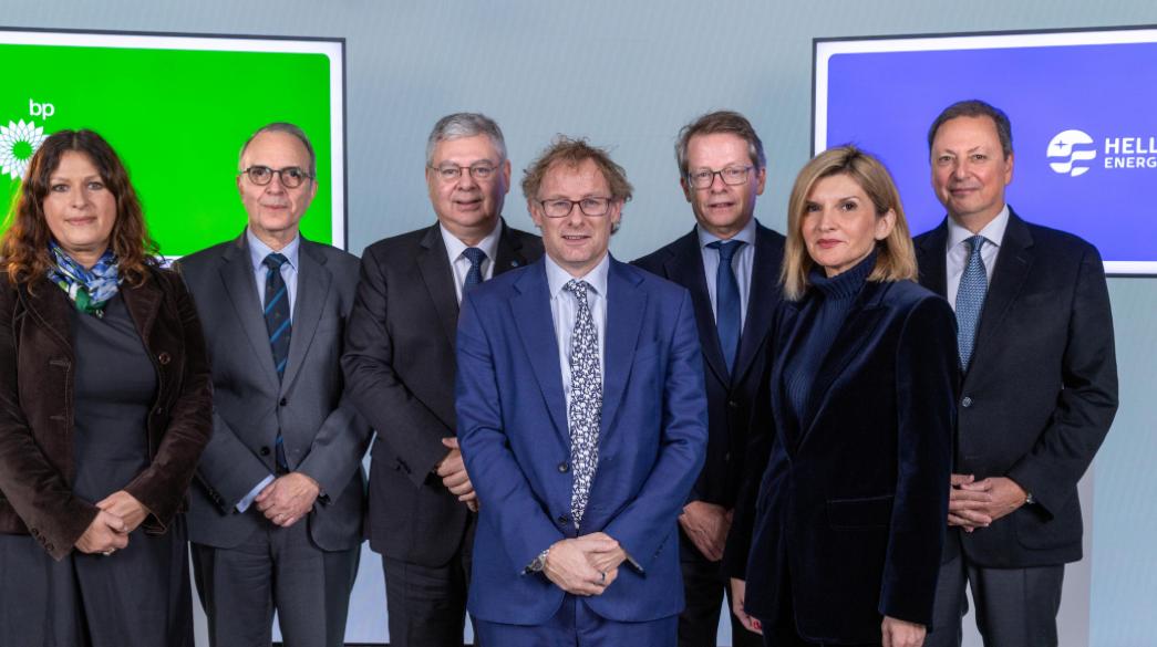 Άτομα από την Helleniq Energy και την BP