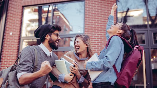 Χαρούμενοι φοιτητές πανεπιστήμιου