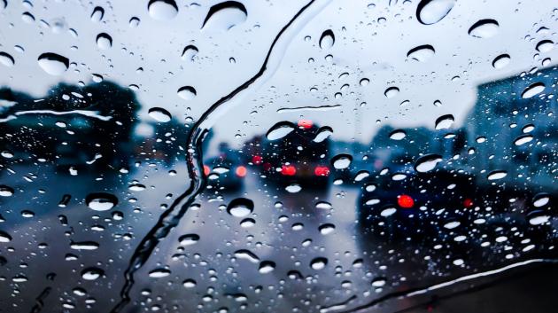 Βροχή σε τζάμι αυτοκινήτου