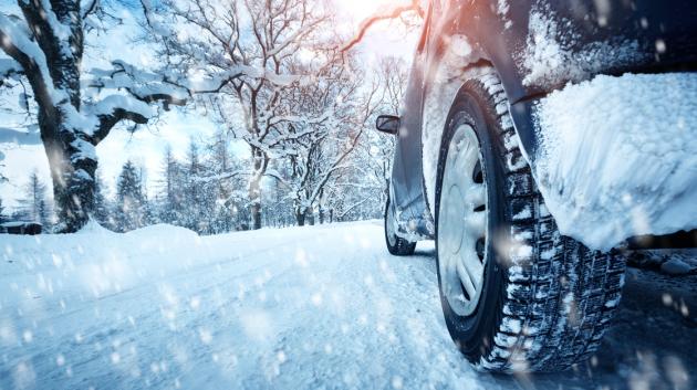 Αυτοκίνητο σε χιόνι