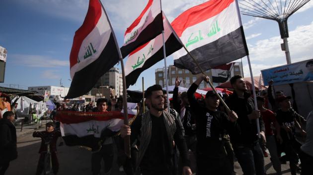Διαδήλωση με σημαίες Ιράκ