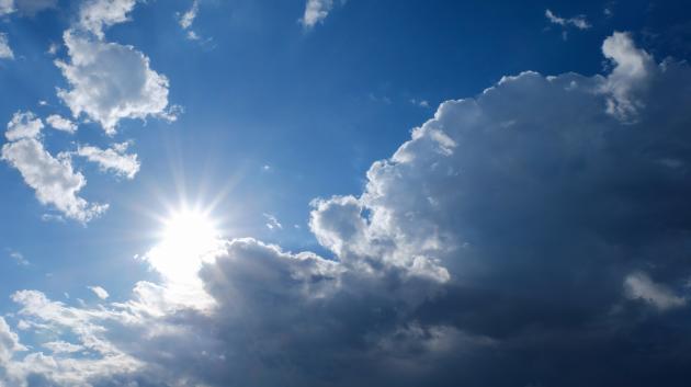 Ήλιος και σύννεφα