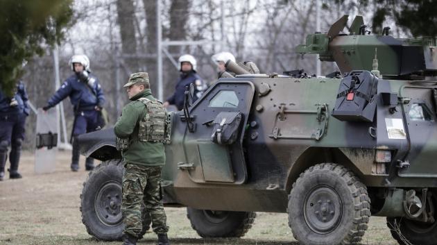 στρατιώτης και τεθωρακισμένο όχημα