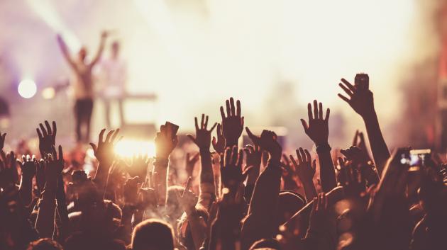Καλοκαιρινή συναυλία πλήθος