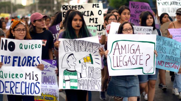 Γυναίκες σε πορεία δικαιωμάτων