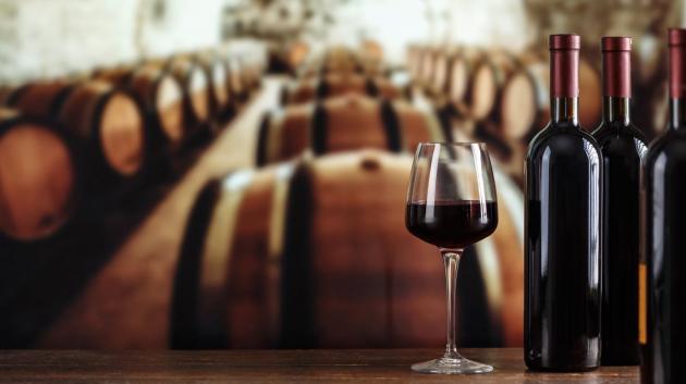 Κόκκινο κρασί και βαρέλια