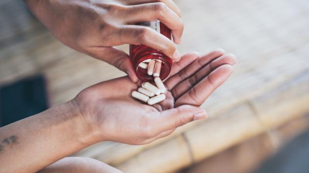 Χέρι με κάψουλες φαρμάκου