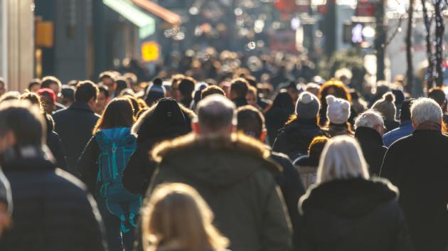 Πλήθος σε δρόμο πόλης