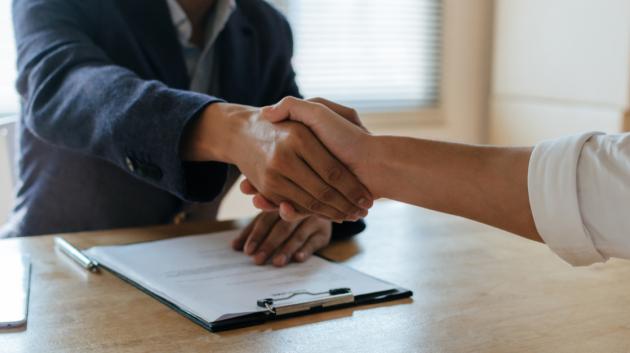 Χειραψία συνέντευξης εργασίας