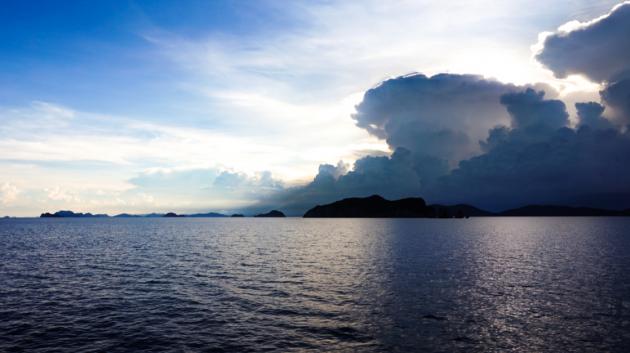 Θάλασσα και βουνό στο ηλιοβασίλεμα