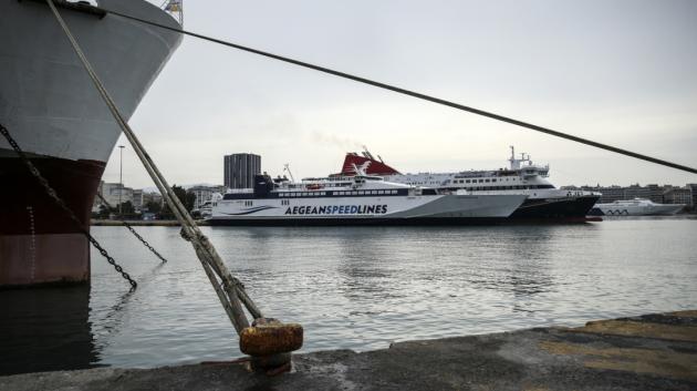 Πλοίο στο λιμάνι Πειραιά