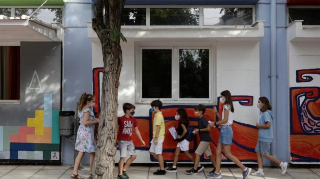 μαθητές έξω από σχολείο