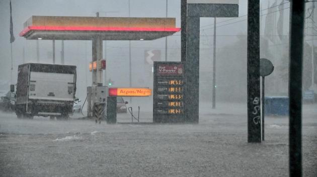 Βενζινάδικο σε πλημμύρα