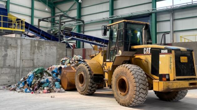 μπουλντόζα σε απόβλητα