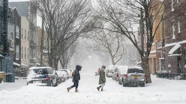Χιονισμένος δρόμος πόλης