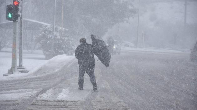 Άνθρωπος σε χιονοθύελλα