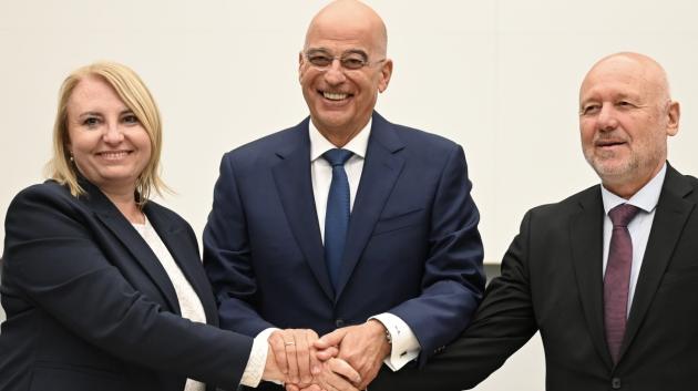Νίκος Δένδιας χαμόγελο