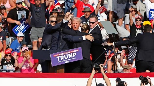 Ντόναλντ Τραμπ στη σκηνή