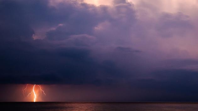 Κεραυνός στη θάλασσα