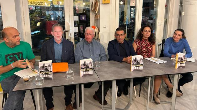 Πέντε άτομα σε πάνελ