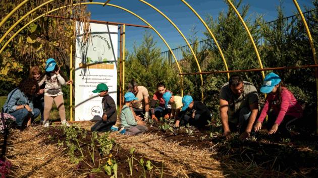 Μαθητές σε σχολικό κήπο