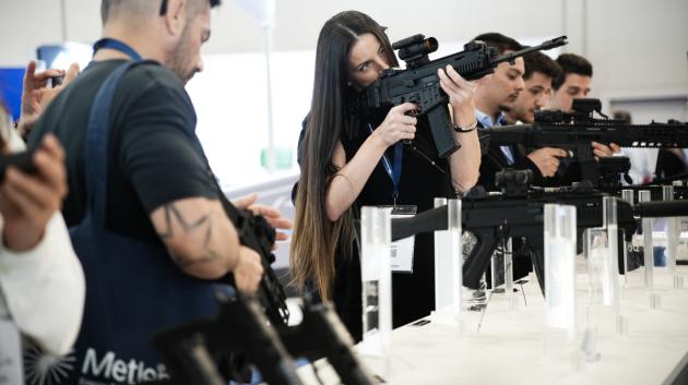 Γυναίκα εξετάζει όπλο