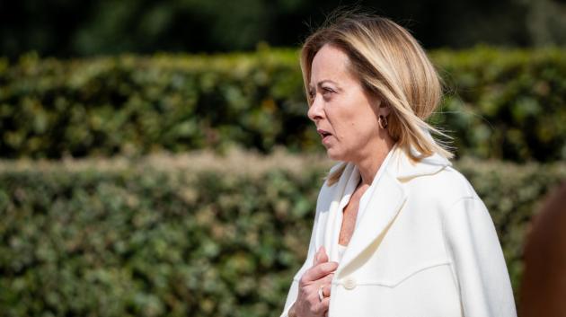 Τζόρτζια Μελόνι σε εξωτερικό χώρο