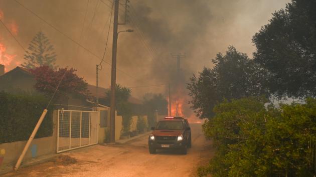 Πυρκαγιά σε εξοχική οδό